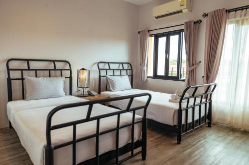 Una cama o camas en una habitación de Hotel Toscana Trat