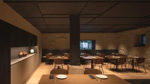 Un restaurante con mesas y sillas en una sala. en Casa Grande Hotel, en Grañón