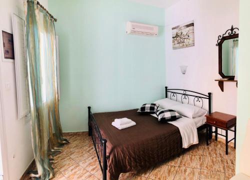 
A bed or beds in a room at Lefteris Traditional Rooms
