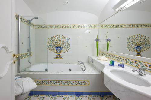 Koupelna v ubytování Grand Hotel La Favorita