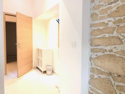 łazienka z toaletą i kamienną ścianą w obiekcie Medulin Labirint King w Medulinie
