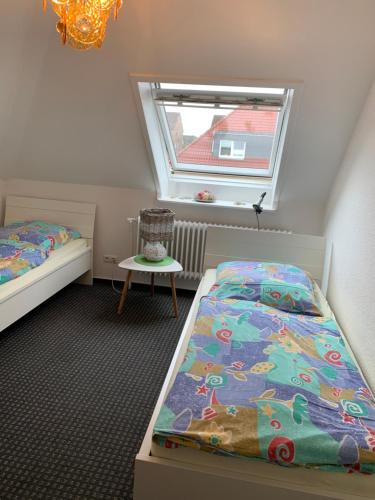 um quarto com 2 camas e uma janela em Norderpiep em Büsum