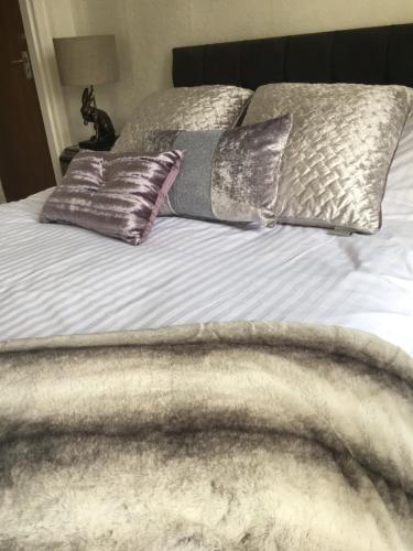 A bed or beds in a room at Highfield Guesthouse 