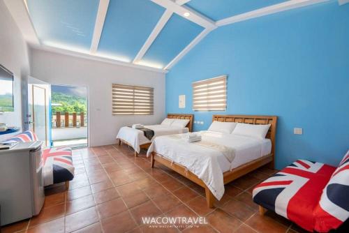 a bedroom with two beds and a balcony at Water 168 Homestay in Xiaoliuqiu