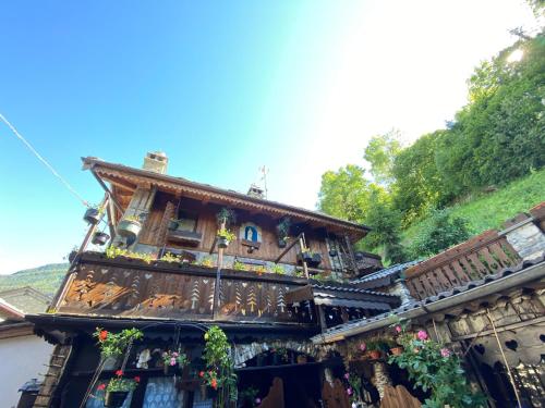 a building with flowers on the side of it at La Maison de Julie in Pré-Saint-Didier