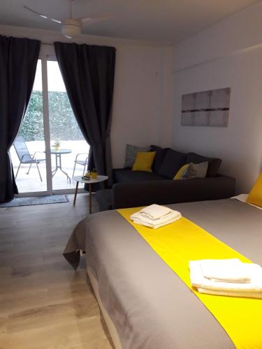 sypialnia z dużym łóżkiem i kanapą w obiekcie Kolonaki Luxury backyard Studio w Atenach
