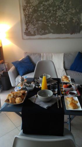 - une table avec de la nourriture dans le salon dans l'établissement Chambre et petit déjeuner près de la mer, à Saint-Pair-sur-Mer
