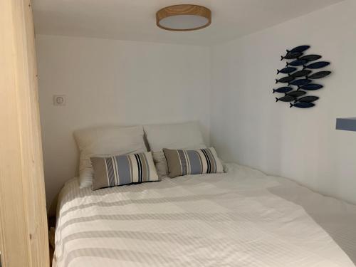 - un lit avec 2 oreillers dans une chambre dans l'établissement Studio Guiriden, à Fouesnant