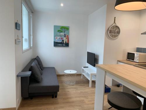 un salon avec un canapé et une table dans l'établissement Studio Guiriden, à Fouesnant