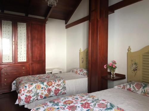 a bedroom with two beds and a window at CASA RURAL BUENAVISTA in Guarazoca