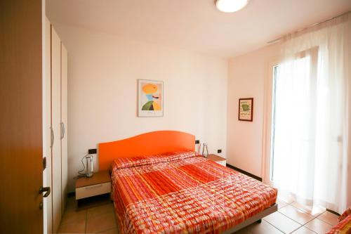 Un pat sau paturi într-o cameră la Altanea Apartments con piscina