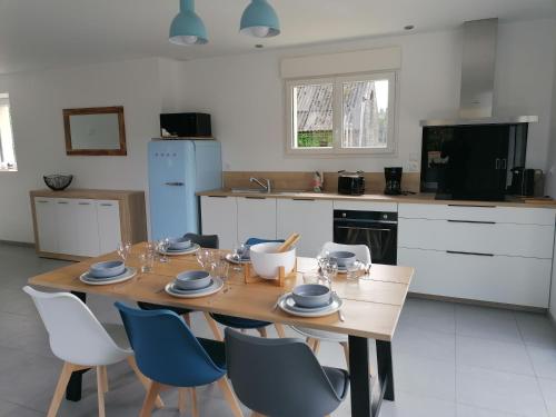 Kuchyň nebo kuchyňský kout v ubytování Les gîtes aux portes de Saint-Quay-Portrieux