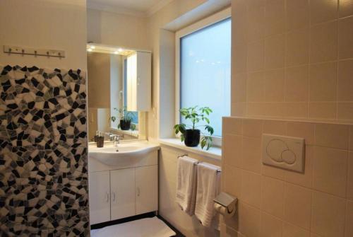 uma casa de banho com um lavatório e um espelho em Appartement Ripper em Saalbach-Hinterglemm