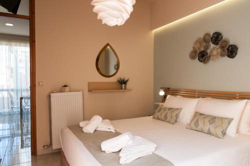 een slaapkamer met een bed met twee handdoeken erop bij Elena’s Sweet Home in Downtown Chania in Chania