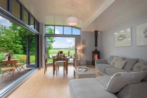 Ruang duduk di Secluded, New Forest Riverside Lodge
