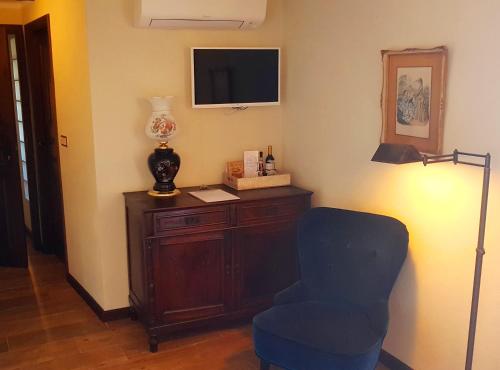 a living room with a chair and a television at CASA DO CASTELLO MONSANTO in Monsanto