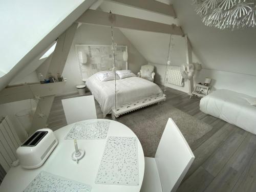 una camera da letto con letto a dondolo in mansarda di Chambres privées chez le particulier aéroport Lille Lesquin a Lesquin