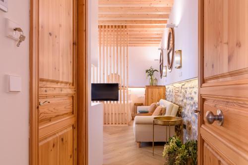 TV a/nebo společenská místnost v ubytování FERALA SUITES ALBAYZíN