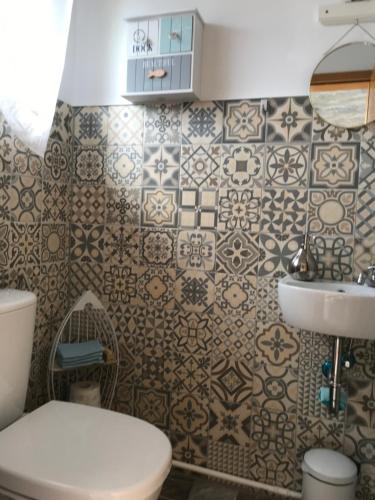une salle de bains avec toilettes et lavabo dans l'établissement Ferienhaus Möwe, à Butjadingen
