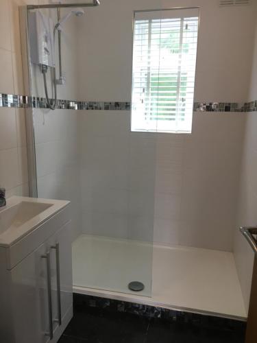 Bathroom sa Ground floor 2 bed apartment in central location with private access to 7 miles of sandy beach (sleeps 4)