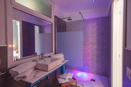 Baño púrpura con lavabo y espejo en B&B L'Orlando Furioso, en Palermo