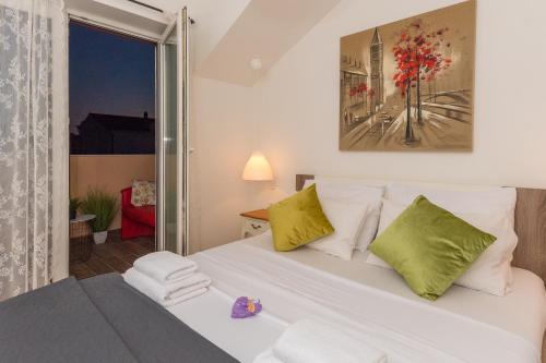 Posteľ alebo postele v izbe v ubytovaní Apartmani Julija