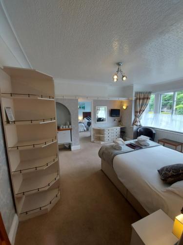 Un pat sau paturi într-o cameră la Glenwood Guesthouse Betws-y-coed