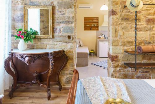 Una habitación con una mesa con un jarrón de flores. en Voulamandis House en Kambos