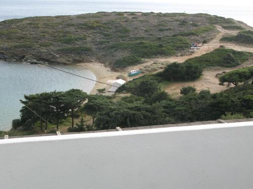 una pequeña isla en el agua con una playa en Nora Norita, en Batsi