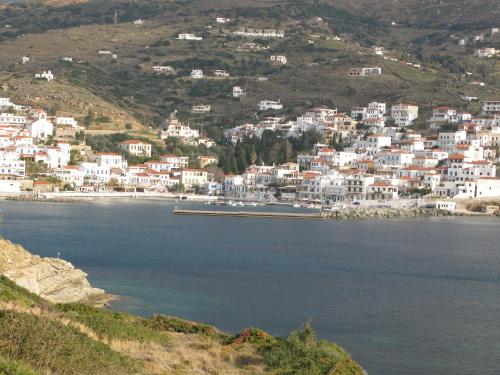 una ciudad en una colina con un gran cuerpo de agua en Nora Norita, en Batsi