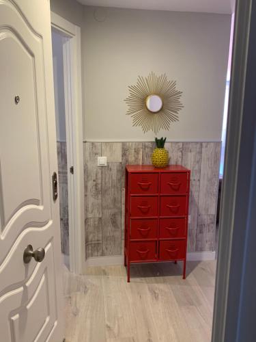eine rote Kommode in einem Zimmer mit Spiegel in der Unterkunft Villa Susana in Torrox Costa