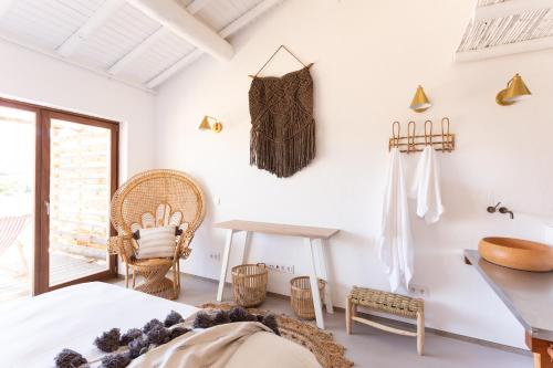 een slaapkamer met een bed, een bureau en een tafel bij Hortas do Rio - Casa de Campo in Carrapateira