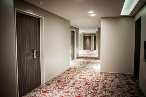 an empty corridor with a door and a carpet at CasaSur Bellini in Buenos Aires