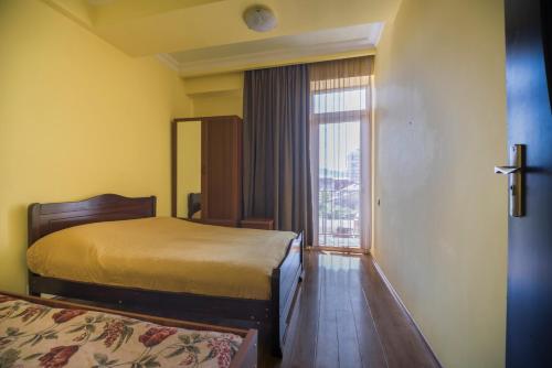um quarto de hotel com duas camas e uma janela em Apartment Chavchavadze em Batumi