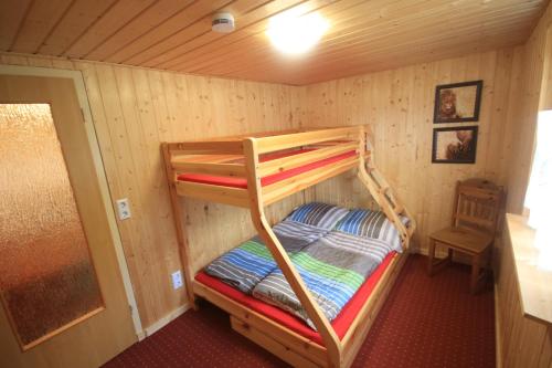 a room with a bunk bed in a cabin at Ferienhaus Am Wald in Tambach-Dietharz
