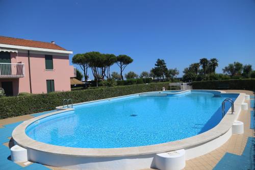 una grande piscina al centro di un edificio di Sunny terrace apartament a Cavallino-Treporti