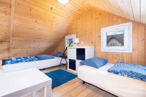Ένα ή περισσότερα κρεβάτια σε δωμάτιο στο Domki SOLE