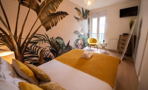 une chambre avec un lit avec une couverture jaune dans l'établissement THEATRE 9 - Dijon Hyper Centre Appartement T2 Face Musée, Monuments et Restaurants, à Dijon