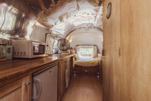 Cuisine ou kitchenette dans l'établissement Dixie Airstream - Retro 1970s American Airstream close to Windermere