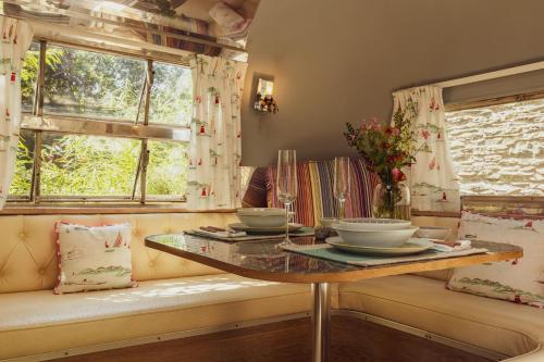 Coin salon dans l'établissement Dixie Airstream - Retro 1970s American Airstream close to Windermere