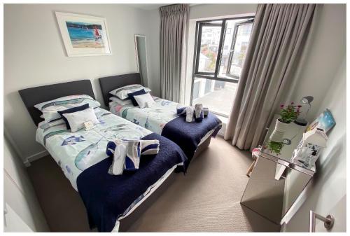 Ένα ή περισσότερα κρεβάτια σε δωμάτιο στο 5 Star Fistral View