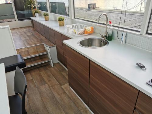 una cucina con lavandino e finestra di loft boat ad Amsterdam