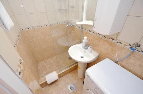 Ένα μπάνιο στο Bright, Romantic & Super Stylish Old Town Flat with Seaview & Shared Terrace