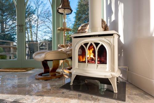 Fotografie z fotogalerie ubytování Forest Drove Cottage · Idyllic New Forest 6 Bedroom Thatched Cottage v destinaci Ringwood