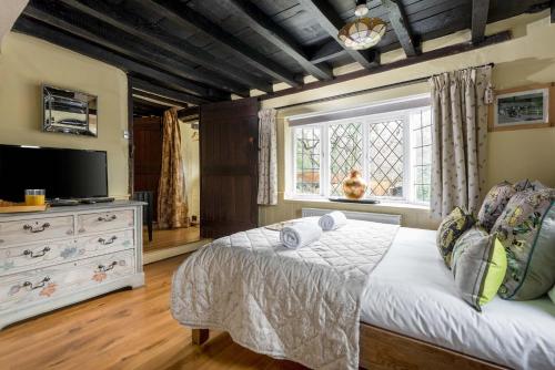 Katil atau katil-katil dalam bilik di Forest Drove Cottage · Idyllic New Forest 6 Bedroom Thatched Cottage