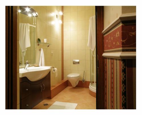a bathroom with a sink and a toilet at Duval Apartments in Warsaw