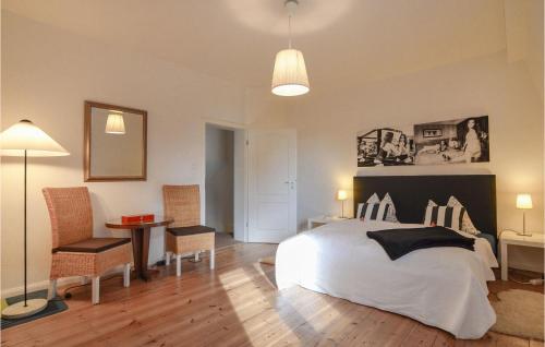 柏林的住宿－奧坦尼舍度假屋，卧室配有一张床和一张桌子及椅子