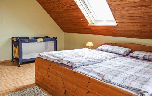een slaapkamer met 2 aparte bedden en een dakraam bij Amazing Apartment In Wurster Nordseekste With Wifi in Cappel