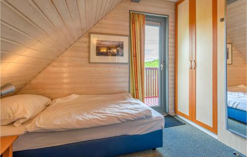 KemmerodeにあるFerienhaus 105 In Kirchheimの窓付きの小さな部屋のベッド1台分です。