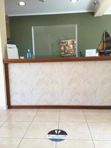 a counter in a room with a sign on the floor at Christina Studios in Lygia